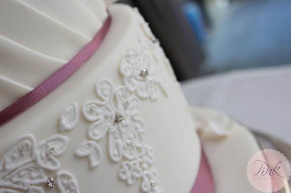 piped-lace-detail-wedding-cake